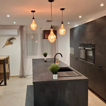 Dom wakacyjny Lady Rose Nimes, House For 14 People *