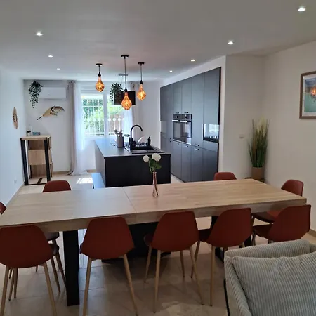 Dom wakacyjny Lady Rose Nimes, House For 14 People *