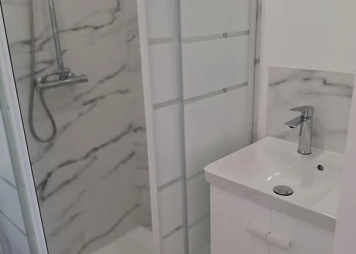 Lady Rose Nimes Special Offer For Business Travelers Large 7 Bedroom House And 7 Bathrooms Casa de Férias Caissargues
