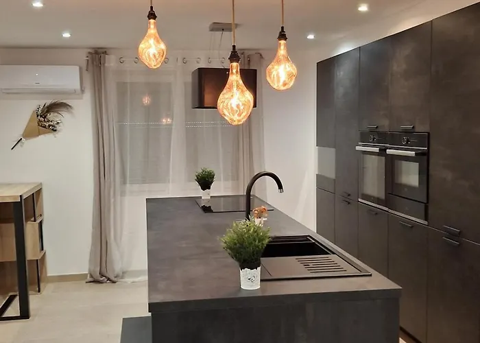 Casa de Férias Lady Rose Nimes Special Offer For Business Travelers Large 7 Bedroom House And 7 Bathrooms Caissargues